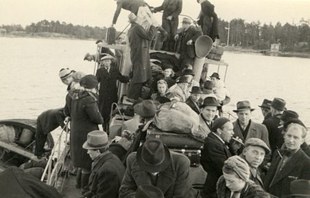 Leaving Estonia.jpg (27636 bytes)